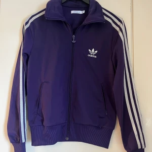 Adidas track jacket i S - Supercool vintage lila Adidas track jacket med silverdetaljer i jättebra skick💓
