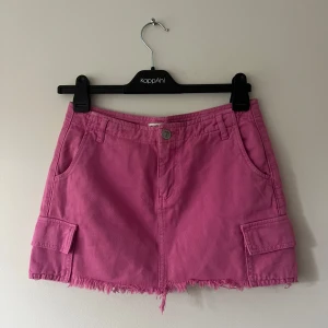 Rosa lågmidjad jeanskjol - Säljer denna rosa lågmidjade cargo jeanskjolen från Gina tricot då det ej är min stil 💕 ge prisförslag!