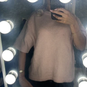 Ljusrosa stickad tröja med kort ärm - Säljer en supermysig ljusrosa stickad tröja med korta ärmar