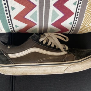 Svarta Vans Old Skool sneakers 40.5 - Klassiska Vans Old Skool sneakers i svart och vitt med ikonisk sidorand. Skon har snörning, rund tå och platt sula. Ovandelen är i canvas och mocka, med vita kontrastsömmar och gummisula. Perfekt för dig som gillar streetstyle och skate. Skorna är dock lite smustiga och har lite skador men kan tvätta dem innan jag fraktar om du har några frågor eller funderingar tevka inte🔥   