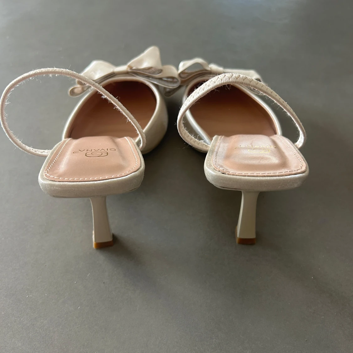 Beige klackskor  med rosett från Givana - 3