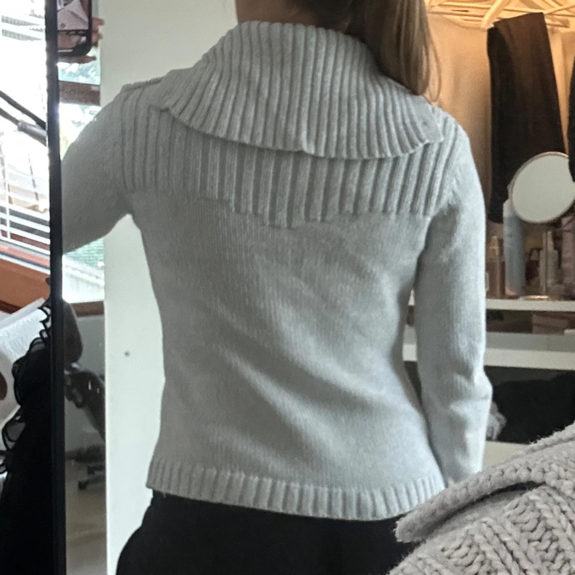 Ljusgrå stickad kofta med krage - 1