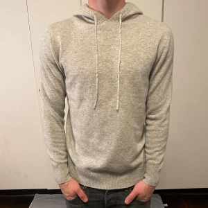 Merinoull hoodie - Snygg Merinoull hoodie i storlek M! Passar M-L!  Modellen är 177cm lång, passar längre! Extremt bra skick, inga defekter! Skriv vid frågor!