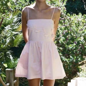 Ljusrosa kort klänning med smala axelband - Söt ljusrosa klänning med smala axelband och rak urringning. Klänning är knappt använd🥰