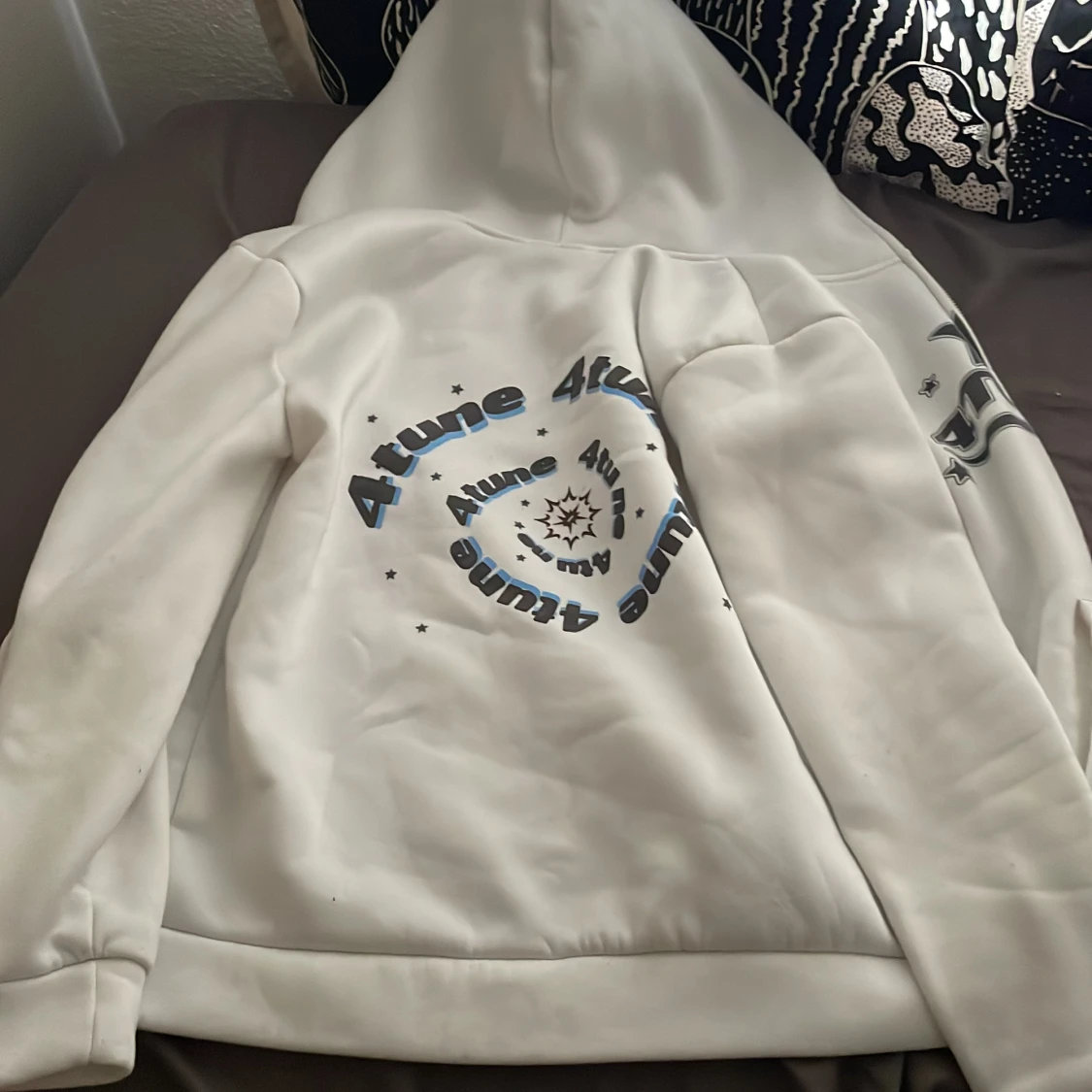 Vit hoodie med tryck från 4tune