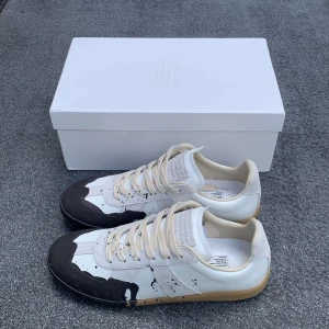 Maison margiela  - Ett par riktigt feta maison margielas i 44, box och dustbags fås med, skickar samma dag!