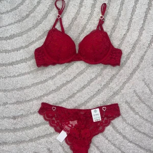 Underklädes set  - Säljer ett helt oanvänt underklädes set med prislapp på💕Bh:n är i storlek 70A med passar 75A och trosorna är i storlek Xs.                                            