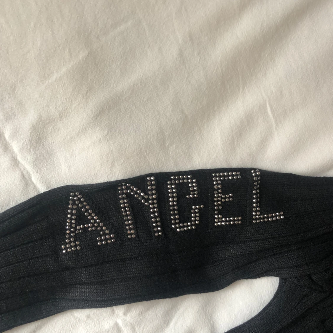 Svart ribbad stickad tröja med text - 2