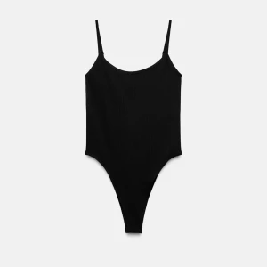 Svart linnebody - Svart body med smala axelband och rundad halsringning. Sitter tight och har högt skurna ben, perfekt att styla med jeans eller kjol. Enkel och stilren design som funkar till många looks. Bodyn är från Zara och är i storlek xs/s.