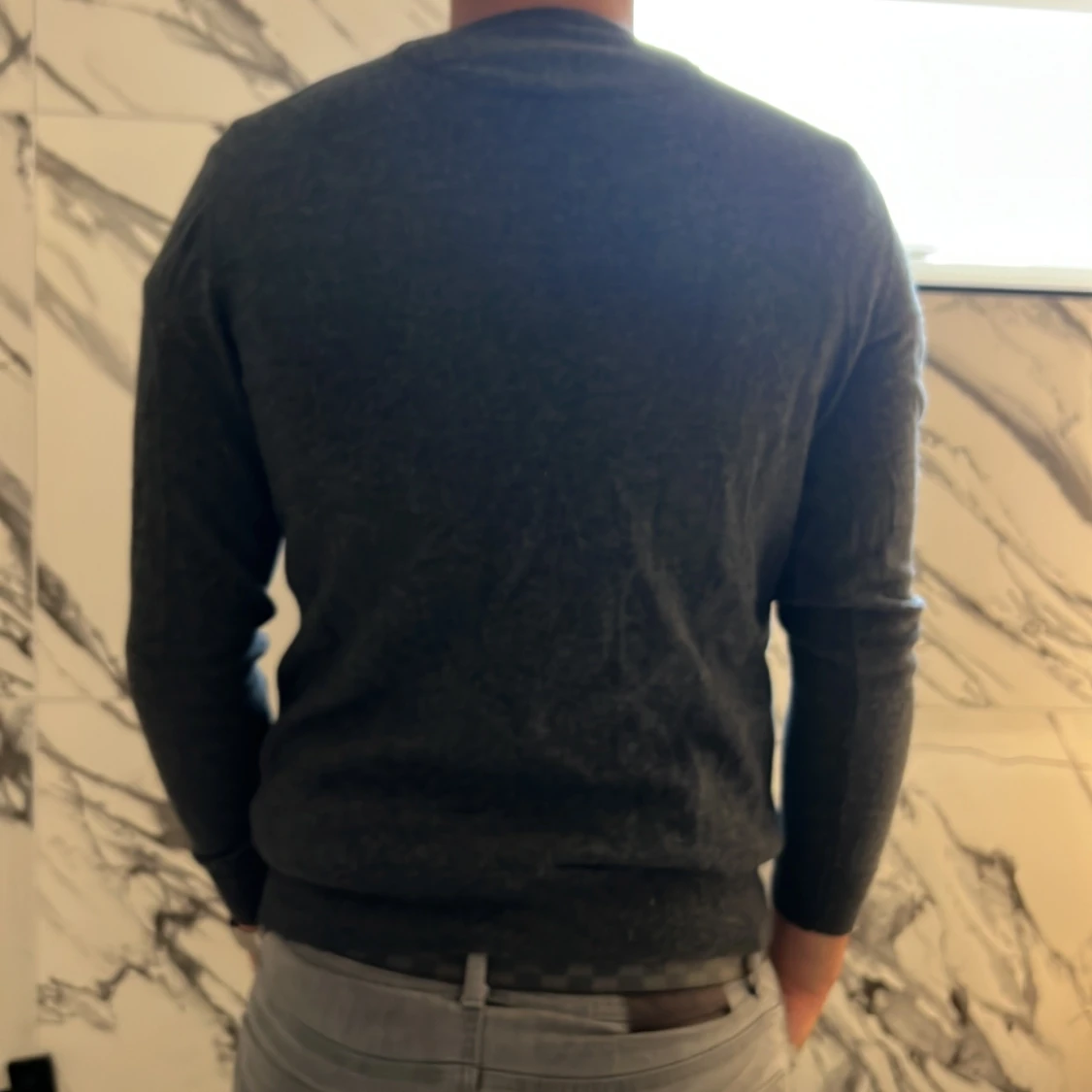 Mörkgrå stickad tröja från Lagency - 1