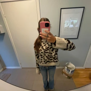stickad leopard tröja - så gosig och skön till hösten💗ser ut som ny
