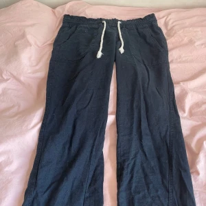 Roxy byxor - Säljer dessa sjukt snygga Roxy byxor i storlek xs! De är i färgen svart men ser lite mörkblåa ut. De är uppsydda nån cm och blev tyvärr lite korta på mig så därav säljer jag ❤️