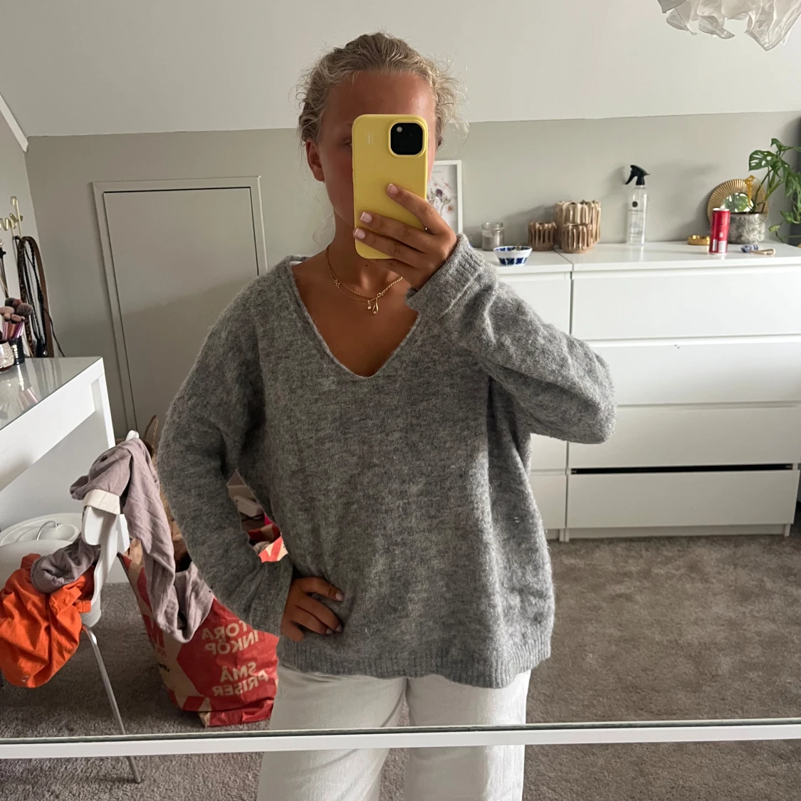 Grå stickad v-ringad tröja