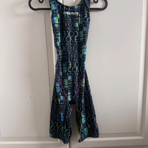 Skit snygg Tävlings-baddräkt från Head!! Använt 2 ggr!! - Storlek ( UK 28 )  lila, grön, svart och gul färgad!!🤩 skitbra kvalité och knappt använd!