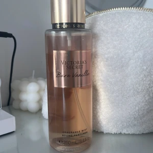 Victoria's Secret Bare Vanilla mist - Fragrance mist från Victoria's Secret i doften Bare Vanilla. Har använt fåtal gånger. Pris kan diskuteras ❣️❣️