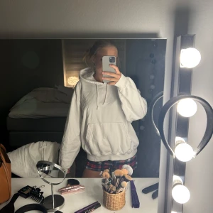 Vit hoodie  - Säljer en vit gosig oversized hoodie med huva och snörning. Hoodien är i storlek S, från Weekday och va i unisex när jag köpte den på AboutYou. Den är helt oanvänd o har inga fläckar💕💕
