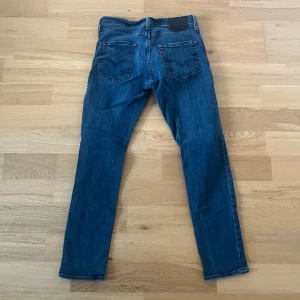 Levis jeans  - Ett par jeans i absolut topp skick och som dessutom har en extremt snygg tvätt. Nypriset på dessa jeans ligger på runt 1000kr. Storleken är 32/32 och modellen 512. Längden på byxorna är 98cm och midjan 41cm jämför gärna med ett par egna och sen är det fritt fram att använda ”köp nu”. 