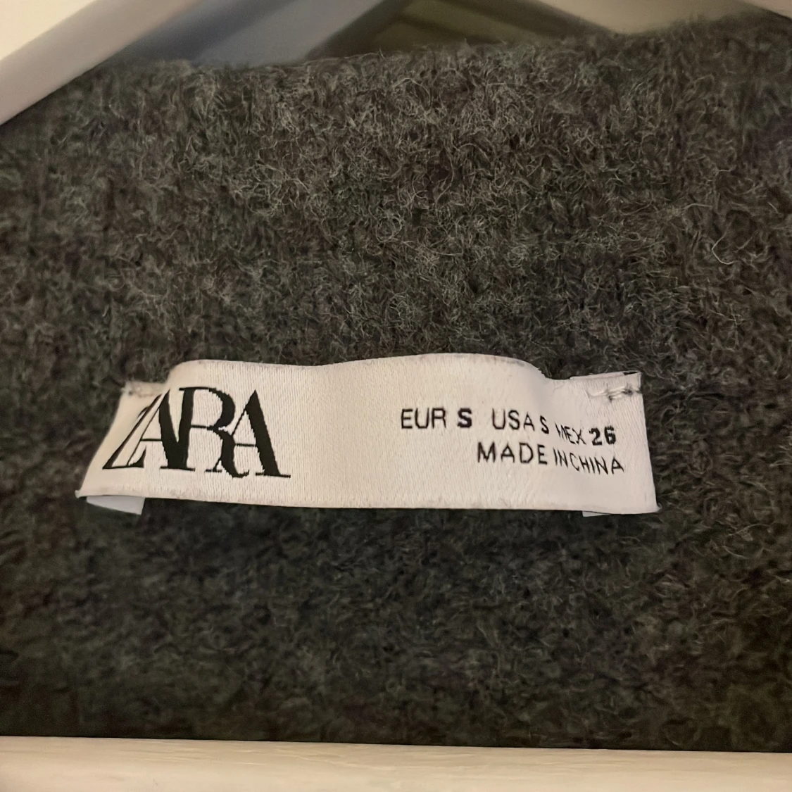 Mörkgrå stickad tröja från Zara - 1