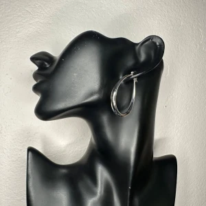 Eleganta stora droppformade örhängen / hoops Stämplade 925 Nya & oanvända  -  Eleganta droppformade örhängen i 925 sterling silver. Jag fick dem i present men har aldrig använt dem, så de är i helt nyskick.  Lätta trots storleken. Storlek ca 4,5 x 3,2 cm. Passar både till vardag och fest och ger en tidlös, elegant touch till alla outfits.  Prutning accepteras ej, men jag erbjuder gärna rabatt vid köp av flera saker. Jag rensar smyckesskrin och garderob – kika gärna på mina andra annonser! 