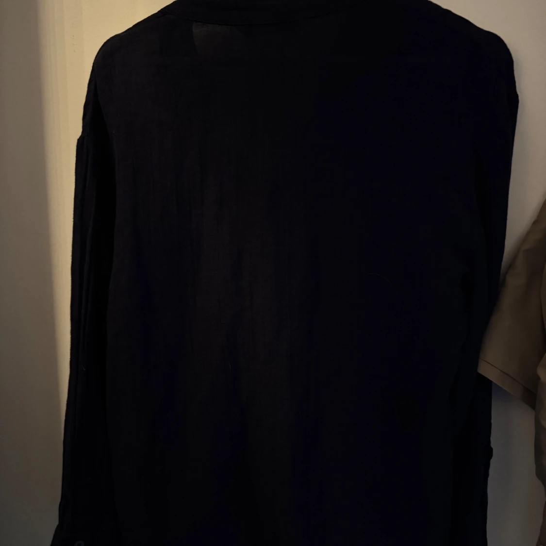 Mörkblå långärmad blus med knappar - 2