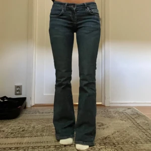 Lågmidjade bootcut jeans  - Sååå snygga lågmidjade bootcut jeans ifrån LTB i modellen ROXY. Storlek 25/30. Innebenslängd: ca 76 cm Midjemått tvärs över: ca 33 cm. Lite slitna längst ner som ni ser på bilder