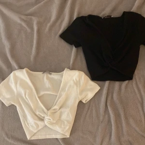Magtröjor - Två magtröjor som är vit och svart med en detalj som är vid magen typ som är knuten.Den vita är i storlek xxs och den svarta är xs och dem kommer kosta 50kr st
