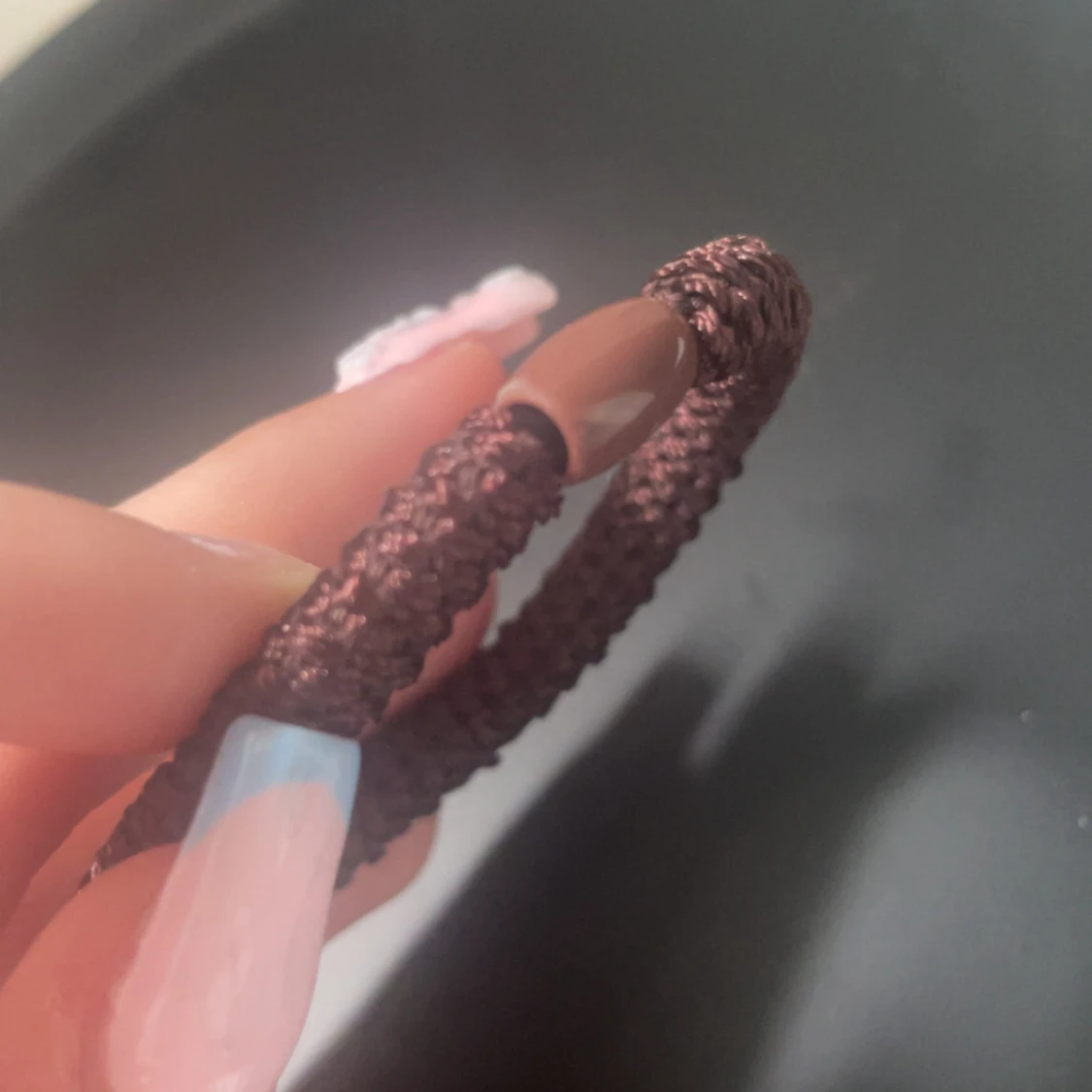 Brunt flätat armband med pärldetalj - 1