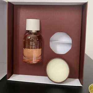 Yves Rocher Cuir de Nuit parfymset - Lyxigt parfymset med Cuir de Nuit från Yves Rocher. Innehåller en 30 ml eau de parfum och en 13g krämparfym. Sprayparfymen användes en gång för att testa doften. Krämparfymen har inte använts. Setets ursprungliga pris var 360 sek. Doften är orientalisk vanilj med inslag av läder och kakao. Perfekt presentförpackning med botaniskt mönster.