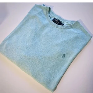 KOM MED BUD Ljusblå tröja från Polo Ralph Lauren - Säljer en turkos stickad tröja från Polo Ralph Lauren i slim fit. Tröjan har rund halsringning, långa ärmar och den klassiska broderade loggan på bröstet. Priset kan absolut diskuteras!Tillverkad i mjuk pima bomull för extra komfort. Storlek M och i jättefint skick! 9,5/10. Vid några frågor är det bara att höra av sig.
