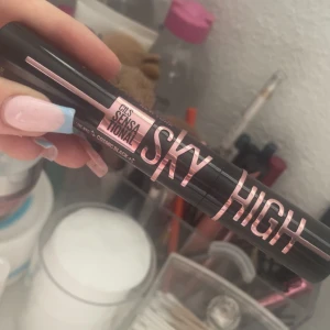 Maybelline Sky High Mascara Cosmic Black - Maybelline Lash Sensational Sky High mascara i färgen Cosmic Black. Ger långa och fylliga fransar med intensivt svart pigment. Snygg svart tub med roséguldsdetaljer och flexibel silikonborste som fångar varje frans för maxad volym och längd.