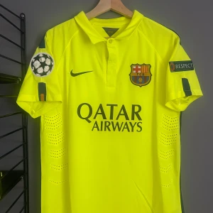 FC Barcelona Neymar Jr 11 matchtröja - Säljer en FC Barcelona matchtröja från Nike i neon-gul färg med Neymar Jr och nummer 11 på ryggen. Tröjan har klubbmärke, Qatar Airways-tryck, Champions League och Respect-patchar på ärmarna samt klassisk krage. Tillverkad i lätt och ventilerande material. Helt ny med tagg en replika 