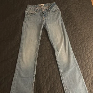 Ljusblå jeans  - Säljer ett par ljusblå bot Cat jeans från bershka.   PRIS kan diskuteras 