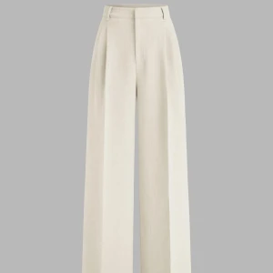 Mid rise Pleated Wide Leg Beige Trousers - Bara provade en gång sprillans nya. Fin kvalité men för breda för min smak. Väldigt stilrena och sköna. Nypris $37.00