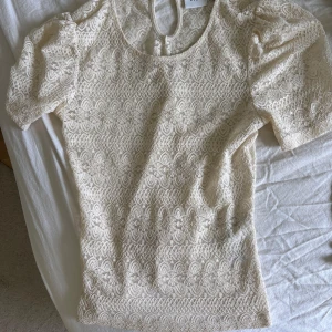 Spetströja - Så fin spets tröja som sitter tight vila Perfekt att ha under en cropad t shirt eller bara till ett par jeans👏Använd få gånger, inga defekter, Tryck gjärna köp nu eller skriv om du har frågor 