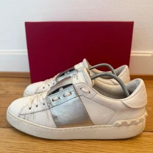 Valentino open sneakers  - Säljer nu dessa fina valentino open skor | Fint skick | Storlek 39 | Kvitto och box ingår | Hör gärna av er vid frågor eller funderingar 