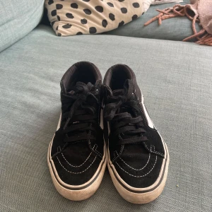 Svarta Vans Pro Classics sneakers mid high  - Svarta Vans Pro Classics sneakers med vit sula. Mid high. Fint skick! 