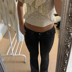 Svarta jeans - Super fina svarta lågmidjade jeans från ginatricot, köpte de för mindre än ett år sedan och har inte fått så mycket användning av de 🩷ganska små i storleken jag har oftast 36/38 i jeans men de är i 40 och passar mig bra🩷