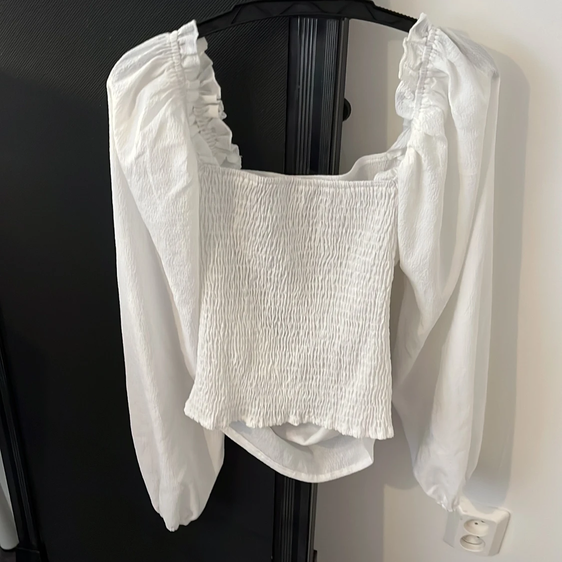 Vit blus med puffärmar och smock