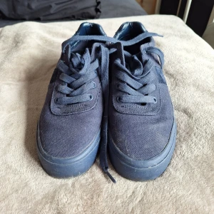 Mörkblå sneakers från Polo Ralph Lauren - Snygga mörkblå sneakers från Polo Ralph Lauren i canvas med matchande snörning och diskret logga på sidan. Skorna har platt sula och rund tå, samt Polo-märke baktill. Perfekta för en avslappnad och stilren look.