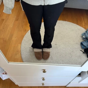 Svarta kostymbyxor bootcut - Kostymbyxor med en slits längst ner, de är för små för mig. Lågmidjade och i bra skick storlek 36 men jag skulle anse att de är mindre i storleken.