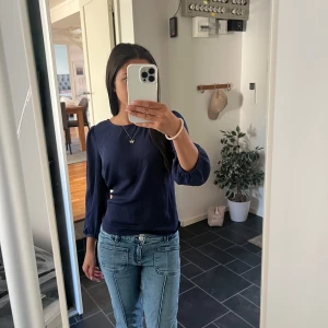 Mörkblå blus från VILA med puffärm - Säljer en stilren mörkblå blus från VILA med rund halsringning och långa puffärmar. Blusen har en enkel och clean look, perfekt till jeans eller kjol. Materialet känns lätt och flowy, och färgen är djup marinblå.
