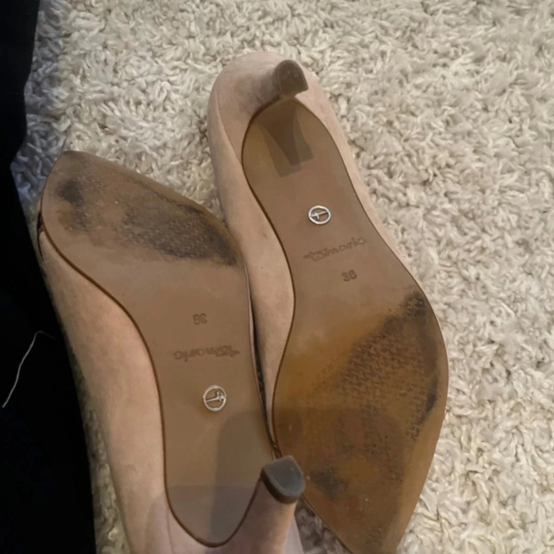 Beige pumps med spetsig tå från Tamaris - 3