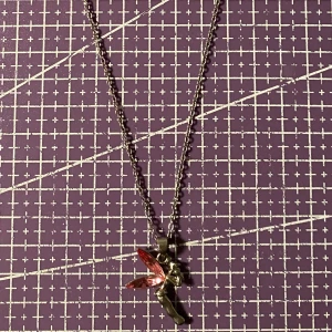 Halsband  - Halsband med en rosa fe, den har förlängningssladd kedja som gör att den är så lång i bild. Ska vara från guldfynd men osäker då det är en gammal gåva! Inga skador vad jag kan se. 