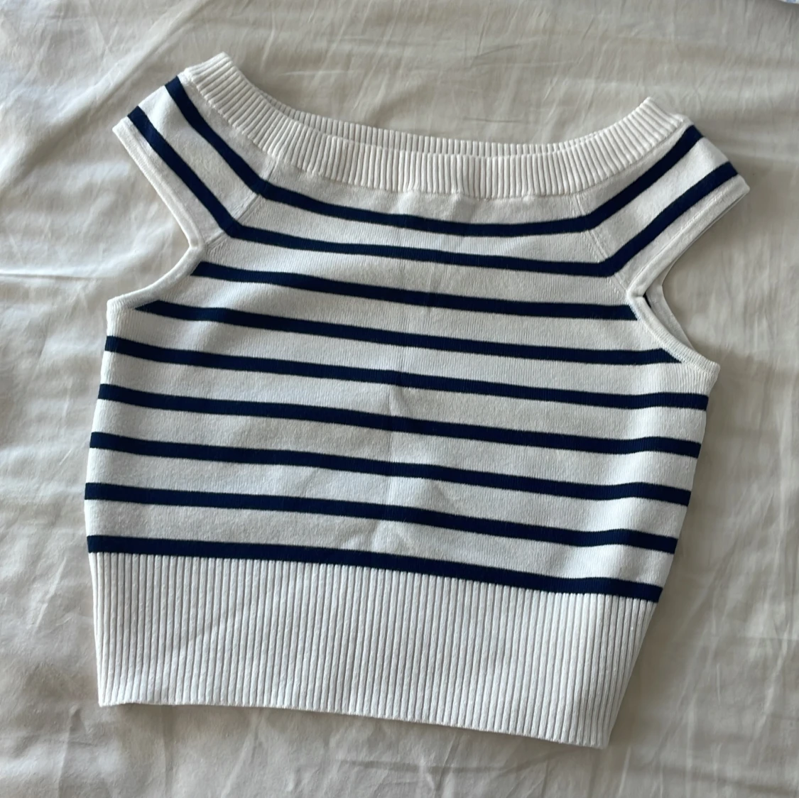 Randig stickad linnetopp från Oysho