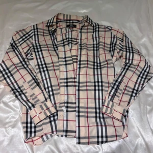 Burberry skjorta - 。。