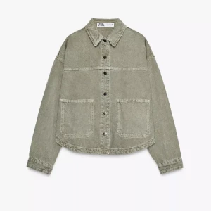 Grön jeansjacka från zara - Supersöt trendig khakigrön jeansjacka från Zara! Använd endast 1 gång! 