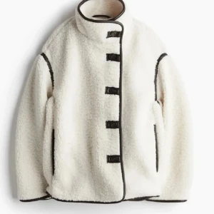 Söker vit teddyjacka med svarta detaljer - Söker denna jacka i storlek Xs