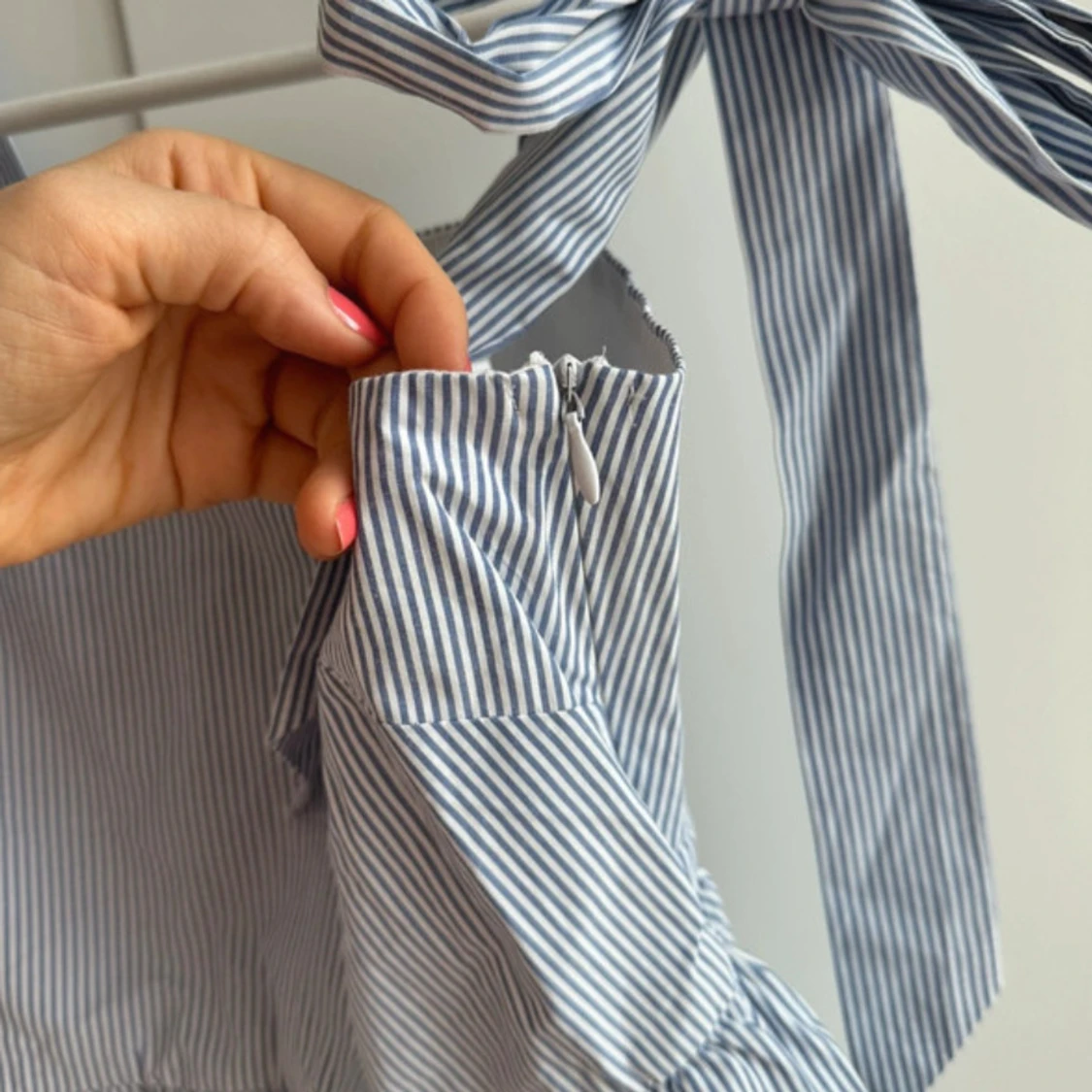 Randig blå linnetopp med rosetter  - 1