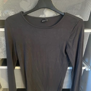Svart långärmad tröja Gina Tricot XS - En basic svart långärmad tröja från Gina Tricot i storlek XS. Tröjan har rund halsringning och är gjord i mjuk bomull, perfekt att styla med jeans eller kjol. Enkel och stilren modell som funkar året runt.  Har ett litet hål o en fläck på ena armen, säljer endast på vinted så gå in där o köp(Ida.sandberggje)