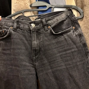 Mörk grå  low straight jeans  - Säljer ett par svarta jeans från Perfect Jeans i storlek 34. De har klassisk femficksdesign, raka ben och normal midja. Jeansen är tillverkade i denim och har snygga slitningar för en cool look.